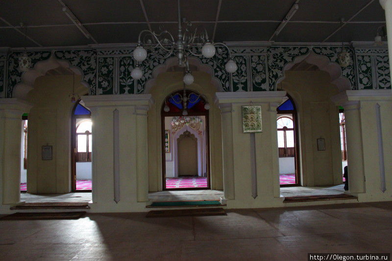 Внутри мечети Ути, Индия