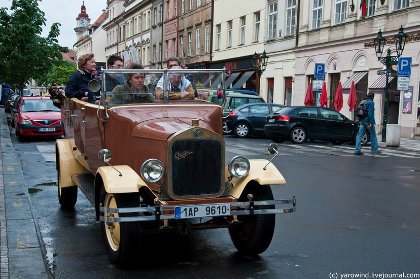 Желающие могут посмотреть город с борта антикварной машины Прага, Чехия