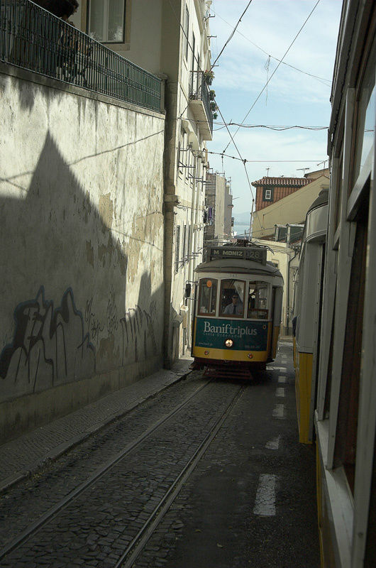 Район Алфайма. Едет трамвай, а на следующем фото .. Лиссабон, Португалия