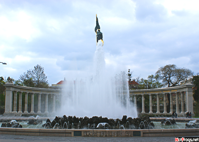 Вид на фонтан и памятник за ним Вена, Австрия