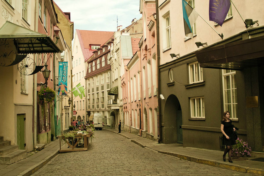 Старый город — просто сказка. Он намного больше чем, скажем, в Риге, древней и колоритней. Таллин, Эстония