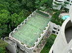 Теннисный корт соседней Шангри-Ла, на котором дети играют в воображаемый теннис.