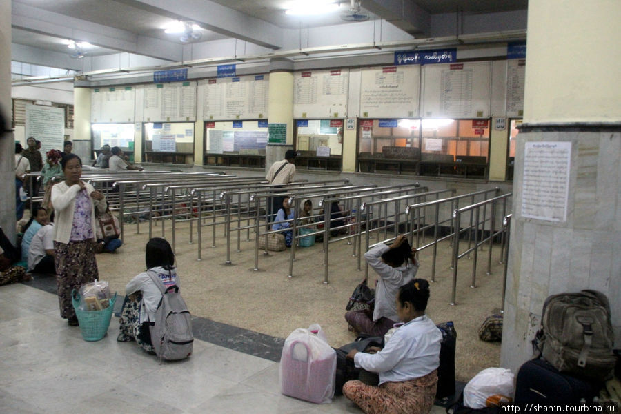 Очереди в кассы пока нет — но нет и поездов, отправляющихся в ближайшее время Мандалай, Мьянма