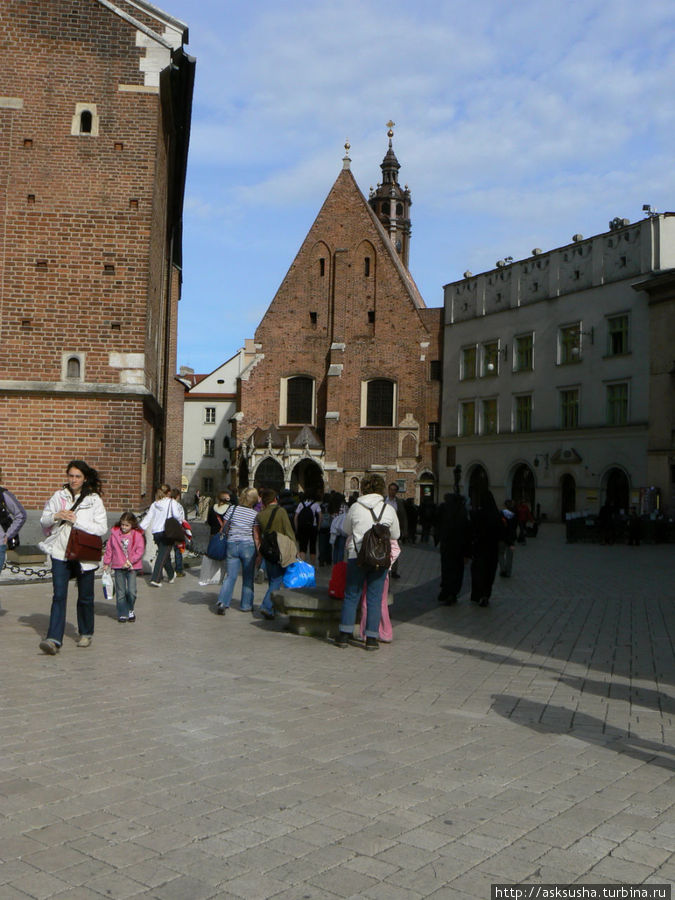 Справа от Мариацкого костела — Мариацкая площадь. На нее выходит костел св,Барбары. Краков, Польша