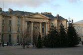 Юридический факультет (вроде), с елками, по случаю нового года, на его фоне