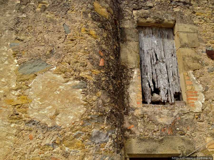 Окна этого каменного дома судя по всему были заколочены очень и очень давно Пера, Испания
