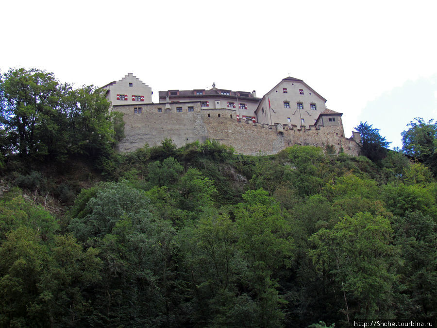 Замок Вадуц расположен на холме над одноименной столицей государства Лихтенштейн Вадуц, Лихтенштейн