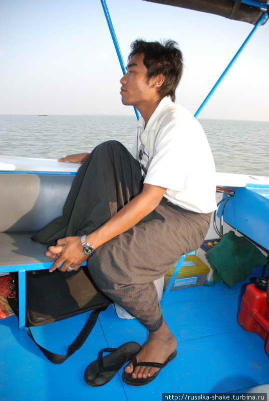 помощник водителя лодки Аракан, Мьянма
