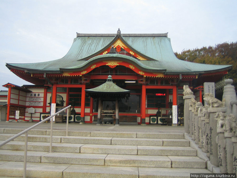 Главный храм на вершине. Удивило табло с бегущей строкой справа вверху. Прогресс Инуяма, Япония