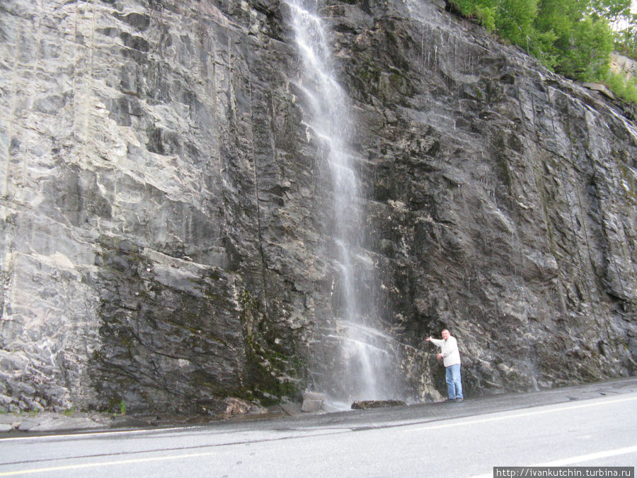 Придорожные водопады — одна из достопримечательностей Гейрангер - Гейрангерфьорд, Норвегия