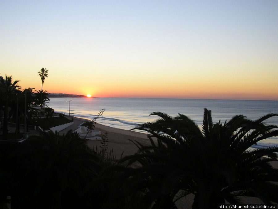 Восход на пляже. Регион Алгарве, Португалия
