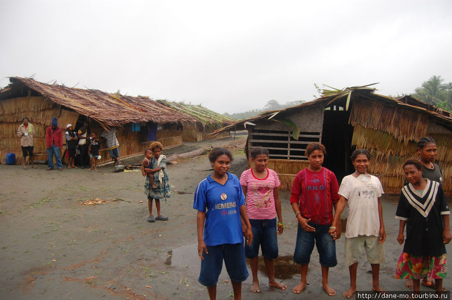Жители соседних деревень, приехавших на фестиваль масок. Провинция Галф, Папуа-Новая Гвинея