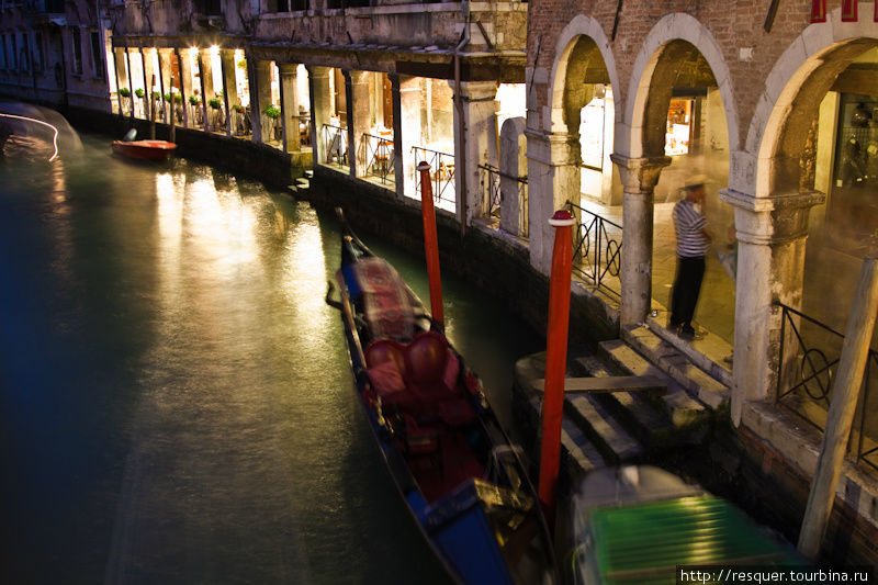 Ночная Венеция, ресторанчик на RIO DEI SANTI APOSTOLI, р-н Каннареджио. Венето, Италия