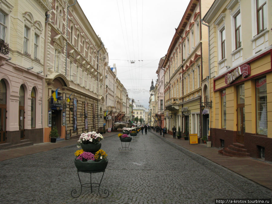 Пешеходная улица в центре города Черновцы, Украина