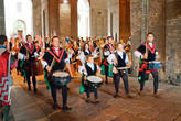 Большие костюмированные представления проводятся в историческом центре Пармы начиная с 1978 года. Впервые об этом празднике упоминалось в 1314 году в день помолвки властителя Пармы с Магдаленой Росси.
