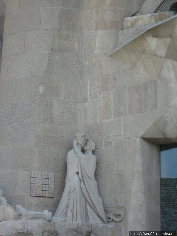 Поцелуй Иуды и знаменитая числовая головоломка, все суммы чисел которой равны 33 — возрасту Христа. Барселона, Испания