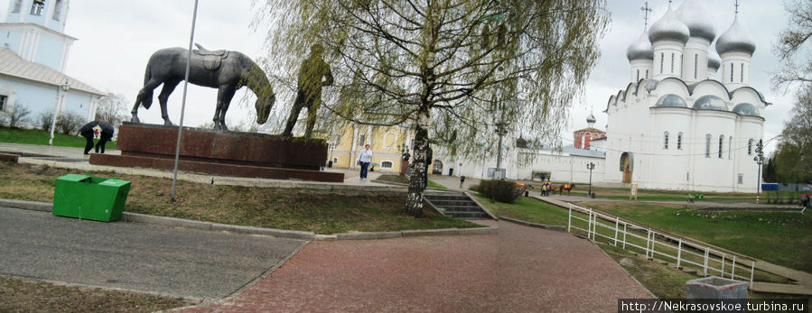 Вид на памятник и Софийский собор с набережной. Россия