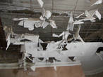 потолок раскурочен — охотники за алюминием (его там не так-то много, в этой проволоке) раскурочили потолки!