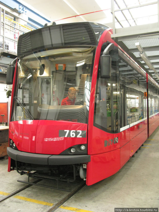 кстати, трамваи тут узкоколейные, 1000 мм, как во Львове (в Москве — шире) Берн, Швейцария