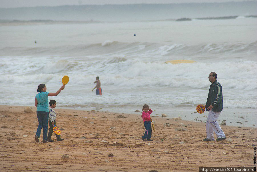 Агадир, люди на пляже Агадир, Марокко