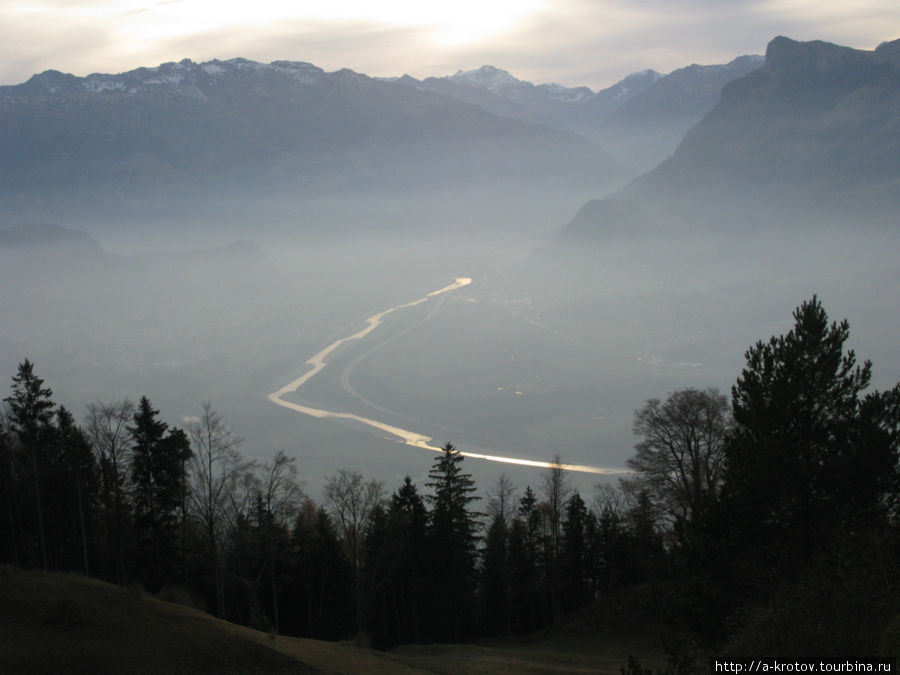 Вид на долину и на реку Рейн с гор Лихтенштенйна Мальбун, Лихтенштейн