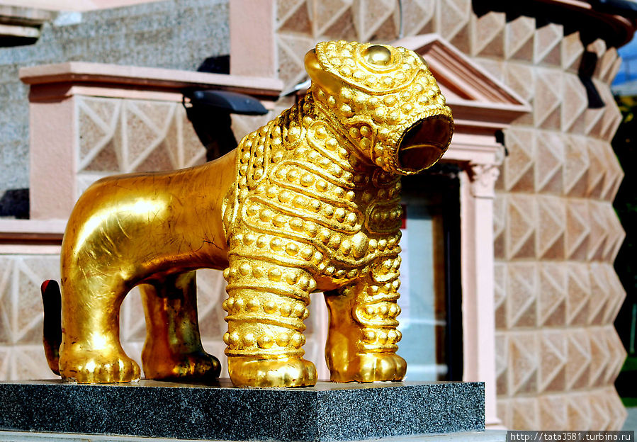 Золотые львы украшающие вход перед театром -это копии маленькой статуэтки льва, которую нашли в Алазанской долине предположительно III в. до н.э.: Батуми, Грузия