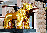 Золотые львы украшающие вход перед театром -это копии маленькой статуэтки льва, которую нашли в Алазанской долине предположительно III в. до н.э.: