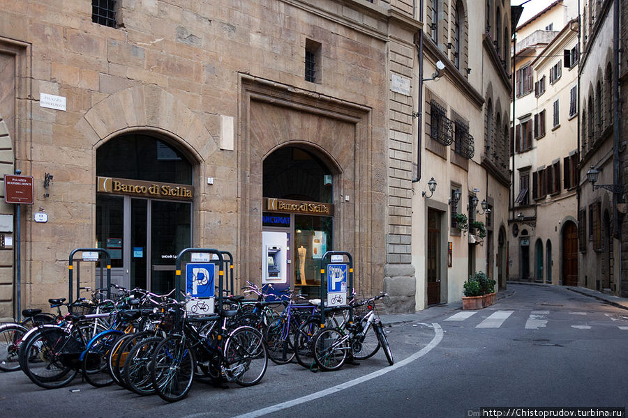 Стоянка для велосипедов. Представте, что было бы с улицей, если бы хозяева этих велосипедов приехали каджый на своем автомобиле... Флоренция, Италия