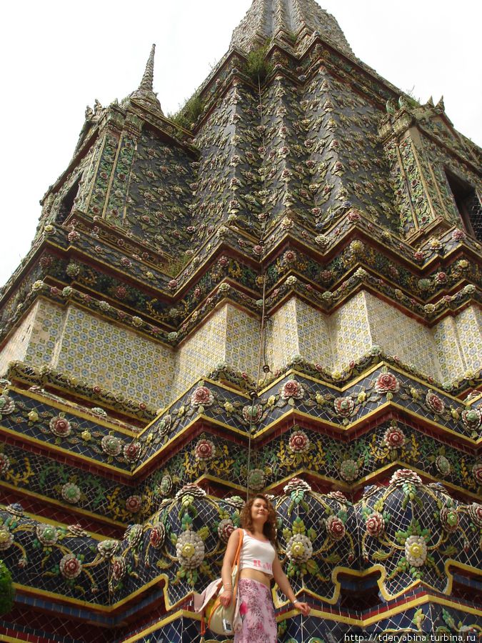 Храм из изразцов, получившихся из разбитого форфора Таиланд