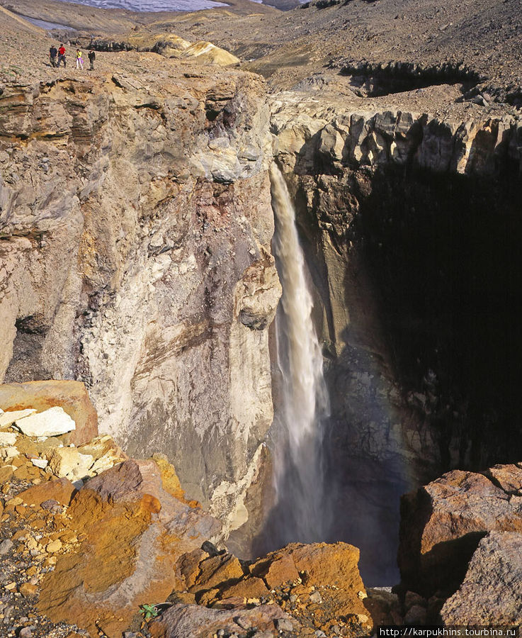 Водопад на реке Вулканной. Это место называется овраг Опасный. Мутновский вулкан и окрестности (2323м), Россия