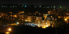 Даже ночью в городе Хама видны нории