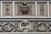 Такие гербы на фасаде собора