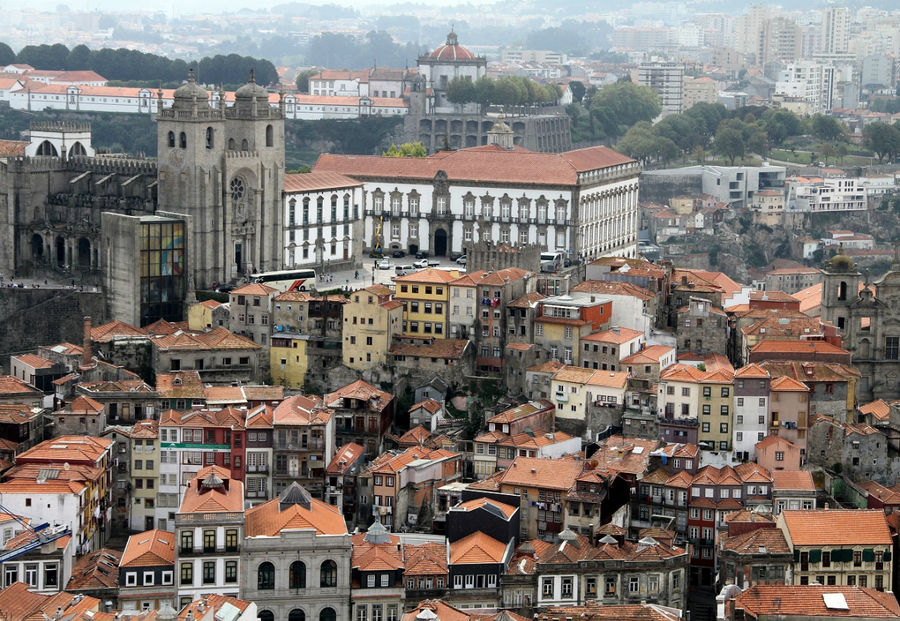 Вид на Порту (передний план) в сторону города Вила-Нова-де-Гайя (на заднем плане). Порту, Португалия