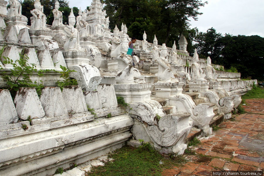 Величественная белая лестница Мингун, Мьянма