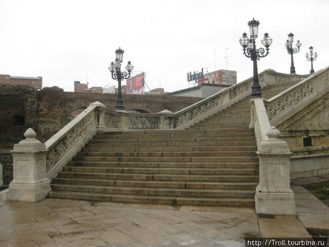 Широкая лестница, как бы приглашающая взойти повыше Болонья, Италия