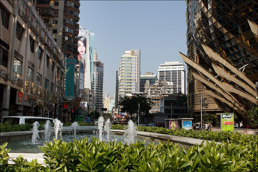 После часа неимоверной качки, вода в море сменилась с гонконгской голубой на какую-то грязновато-желтую. Вскоре наш скоростной паром причалили к одному из пирсов в Макао. На таможне есть ну невероятный трюк, который надо знать всем некитайцам — вы скорее всего просто ужаснетесь от очереди, которую увидите на таможне. ВАМ СТОЯТЬ В НЕЁ НЕ НАДО. Придерживайтесь правой стороны прохода и идите по вашей путеводной звезде — надписи VISA. Когда я подошел туда, у окошка не было ни одного человека. Мне быстренько шлепнули визу и пожелали счастливого пребывания в Макао.
Выйдя на берег я сначала не понял, куда вообще идти — особо никаких указателей я не видел, попадающиеся по пути аборигены ничего внятного ответить не могли. Я поплелся в общей массе к каким-то автобусам. Водила сказал, что это какие-то частно арендованные автобусы и если я не из группы, то мне лучше идти в казиношным халявным автобусам — они находятся прям перед терминалом, но надо нырнуть в подземный переход. Через десяток минут я уже болтал с водителем какого-то небольшого автобуса, раскрашенного логотипами одного из казино. Так как мне надо было поближе к историческому центру, то мне посоветовали садиться в автобус до отеля Гранд Лисбоа — совершенно сумасшедшего строения, про которое я расскажу в следующей масти дилогии про Макао.
Выйдя на свет белый из подземной стоянки, я попал на улицы города — на центральную площадь, окружали которую высоченные отели и банки После часа неимоверной качки, вода в море сменилась с гонконгской голубой на какую-то грязновато-желтую. Вскоре наш скоростной паром причалили к одному из пирсов в Макао. На таможне есть ну невероятный трюк, который надо знать всем некитайцам — вы скорее всего просто ужаснетесь от очереди, которую увидите на таможне. ВАМ СТОЯТЬ В НЕЁ НЕ НАДО. Придерживайтесь правой стороны прохода и идите по вашей путеводной звезде — надписи VISA. Когда я подошел туда, у окошка не было ни одного человека. Мне быстренько шлепнули визу и пожелали счастливого пребывания в Макао.
Выйдя на берег я сначала не понял, куда вообще идти — особо никаких указателей я не видел, попадающиеся по пути аборигены ничего внятного ответить не могли. Я поплелся в общей массе к каким-то автобусам. Водила сказал, что это какие-то частно арендованные автобусы и если я не из группы, то мне лучше идти в казиношным халявным автобусам — они находятся прям перед терминалом, но надо нырнуть в подземный переход. Через десяток минут я уже болтал с водителем какого-то небольшого автобуса, раскрашенного логотипами одного из казино. Так как мне надо было поближе к историческому центру, то мне посоветовали садиться в автобус до отеля Гранд Лисбоа — совершенно сумасшедшего строения, про которое я расскажу в следующей масти дилогии про Макао.
Выйдя на свет белый из подземной стоянки, я попал на улицы города — на центральную площадь, окружали которую высоченные отели и банки