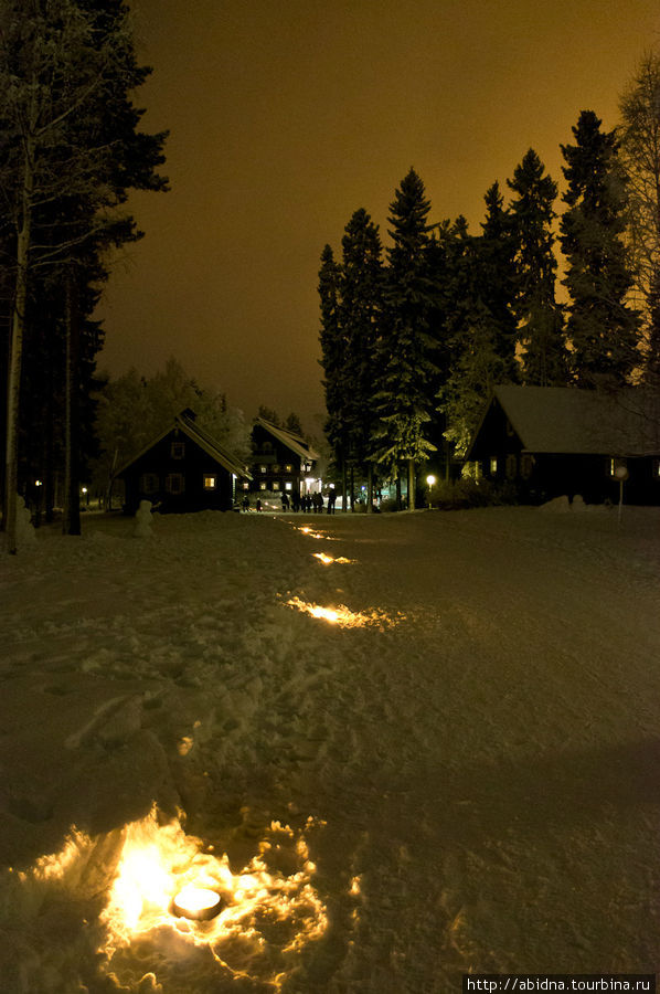 В Рождественскую ночь сказочный пейзаж дополнили свечи в снегу. Было очень красиво и почти волшебно! Жаль, фотография не способна передать ту красоту. Но хоть что-то! Нурмес, Финляндия