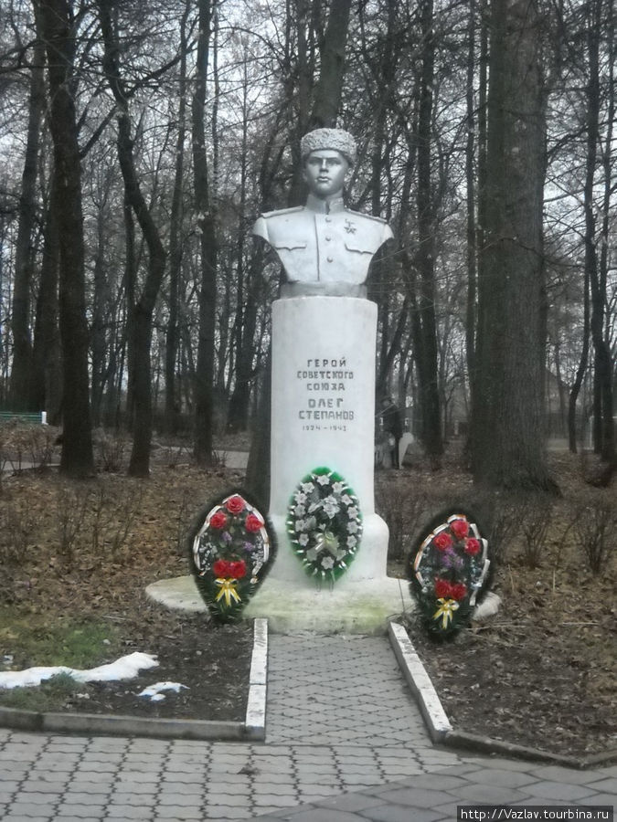 Памятник герою на фоне парка Серпухов, Россия