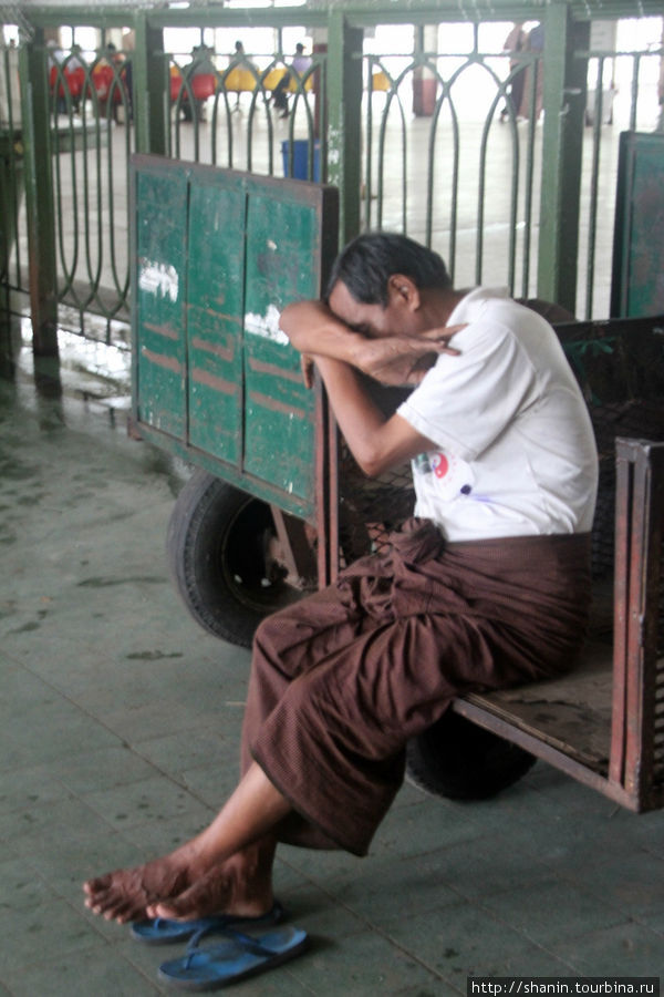 В ожидании поезда Янгон, Мьянма