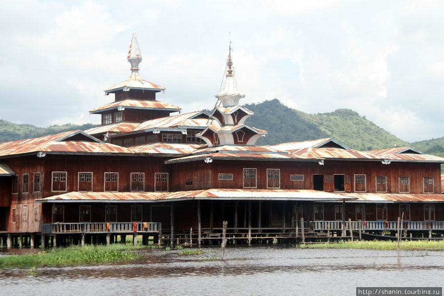 Типичный бирманский монастырь с ржавой железной крышей Ньяунг-Шве, Мьянма