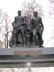 Памятник героям гражданской войны вид с улицы