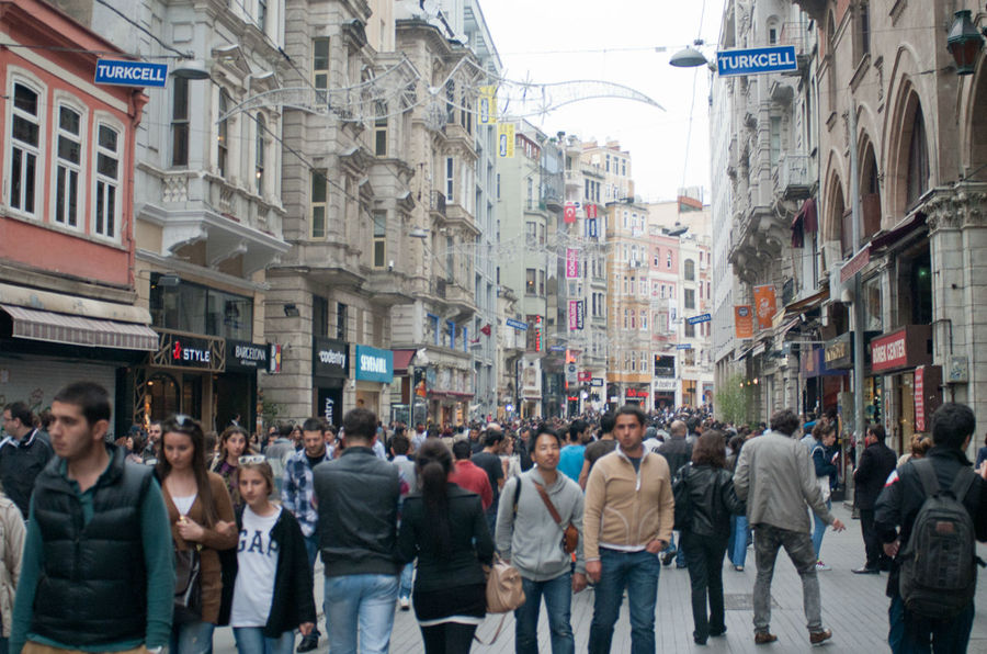 На этой улице невероятно много народа. Толпу регулярно разрезает трамвай. Стамбул, Турция