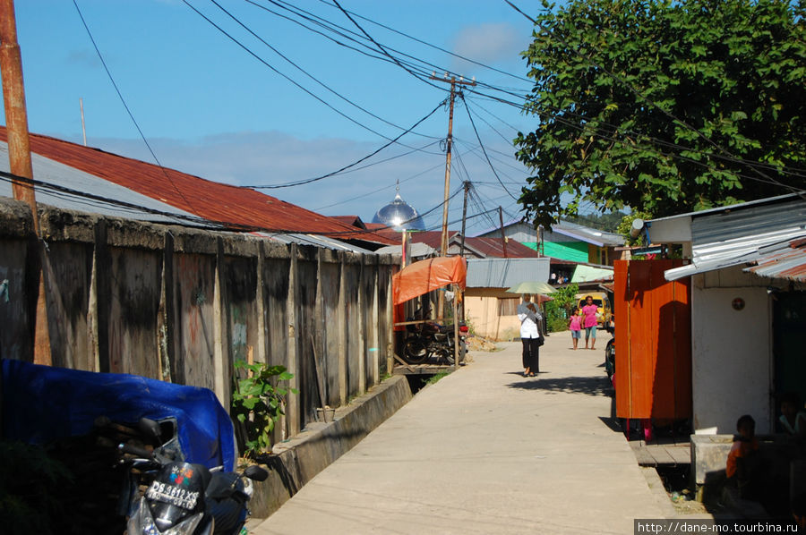 Прогулка по городу Соронг, Индонезия