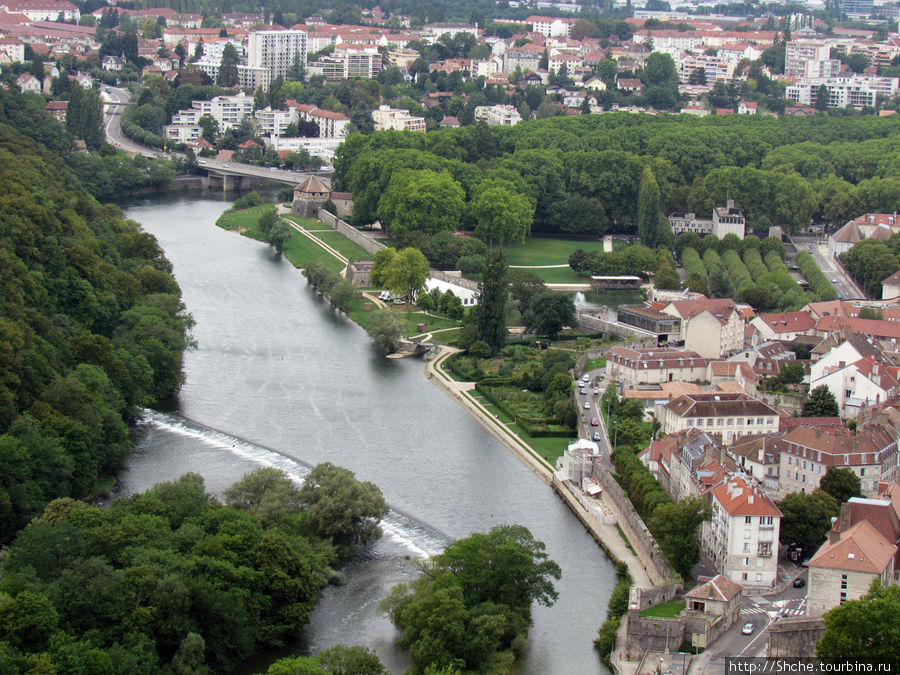 Безансон, взгляд на город и окрестности с высоты цитадели Безансон, Франция