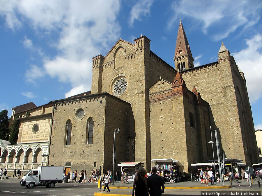 Церковь, которая встречает путешественников у вокзала города Флоренция, Италия