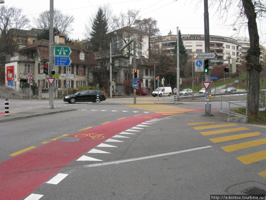 уличная разметка
Красная полоса — для велосипедистов Берн, Швейцария