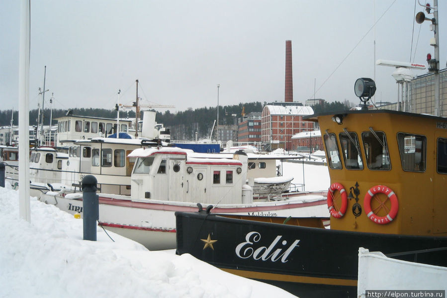 На берегу озера Весиярви в марте Лахти, Финляндия На берегу озера Весиярви в марте Лахти, Финляндия