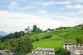 Швейцария — самая аккуратная в мире страна. По лужайкам вместо газонокосилок ходят специальные швейцарские коровы, украшенные колокольчиками и цветами, и ровняют каждую травинку.
