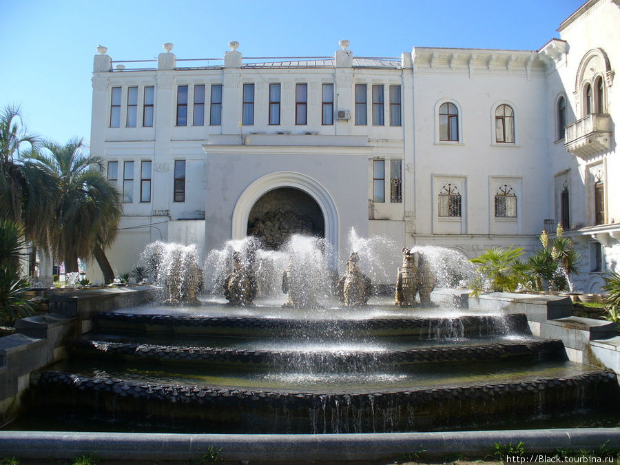 Фонтан перед зданием Абхазского драматического театра имени С. Чанба Фонтан перед зданием Абхазского драматического театра имени С. Чанба