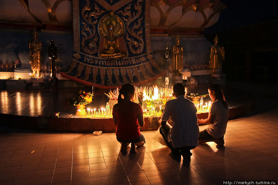У подножия статуи тайцы совершают свои ритуалы. Остров Самуи, Таиланд